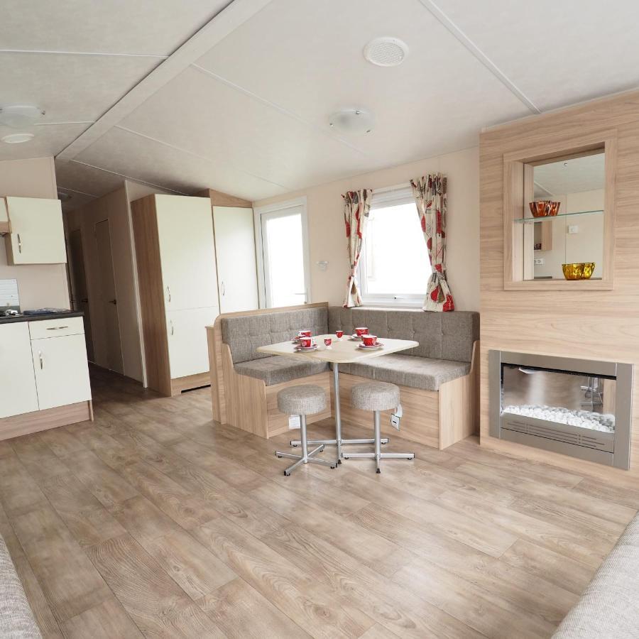 Vakantiepark Wilhelm Tell Superieur Chalet Opglabbeek Exterior photo